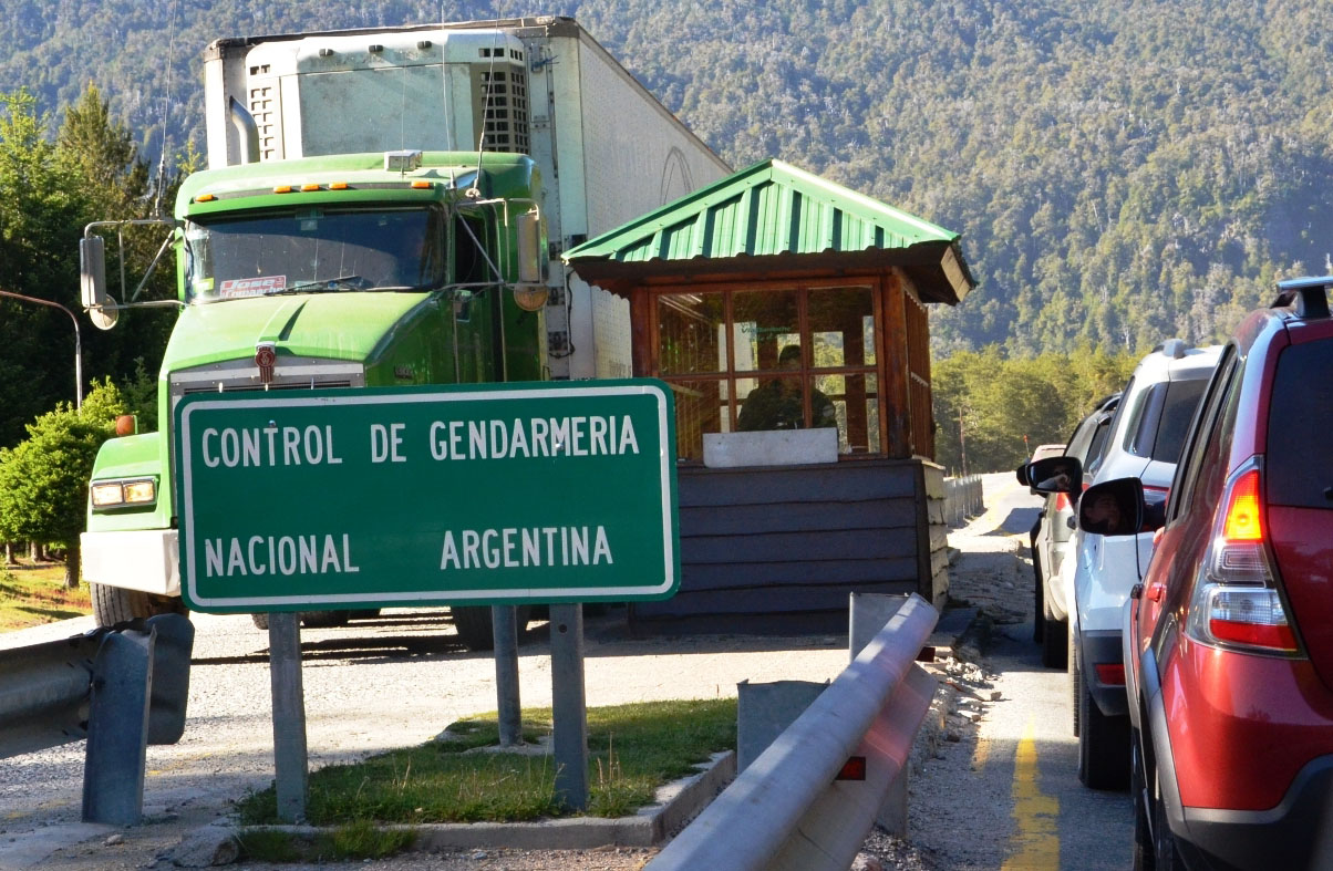 El hombre intentó cruzar, pero fue detenido por los efectivos de Gendarmería.
