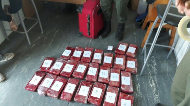 La droga estaba guardada dentro de la valija en 26 panes. (Foto: Gentileza)