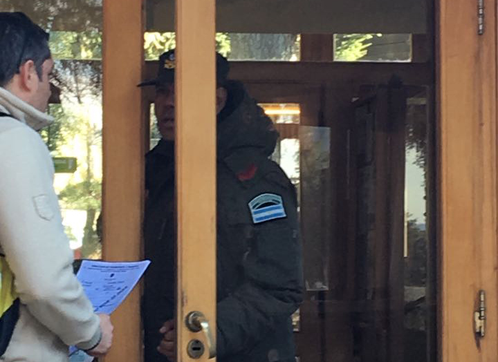 Durante casi toda la mañana nadie pudo salir ni entrar del edificio comunal.