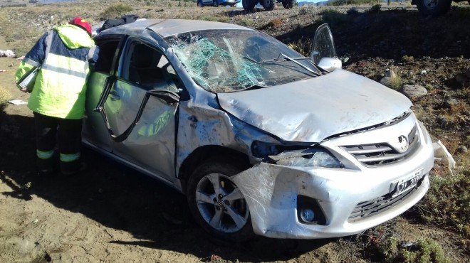 La pareja viajaba en un auto Toyota Corolla gris.