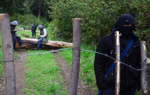 Los ocupantes no se identificaron y prefirieron cubrir sus rostros. Foto: DeBariloche.info/Chino Leiva