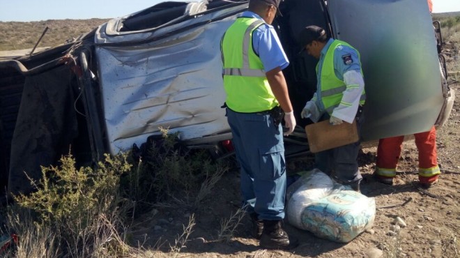La camioneta volcó a unos 20 kilómetros de Piedra del Águila. (Foto: Gentileza De Bomberos Y Defensa Civil De Piedra Del Águila)