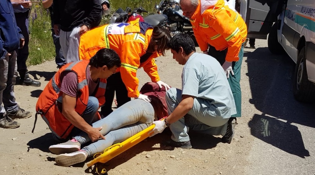 La mujer que viajaba en la moto fue atendida por personal del hospital local.