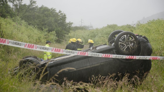 El Fiat Punto quedó con sus ruedas mirando arriba. Foto: AN-Río Negro/Patricio Rodríguez)