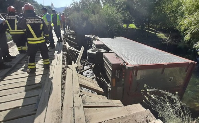 Impresionante imagen del camionero que "no pudo" pasar el puente. Fotos: LM Neuquén