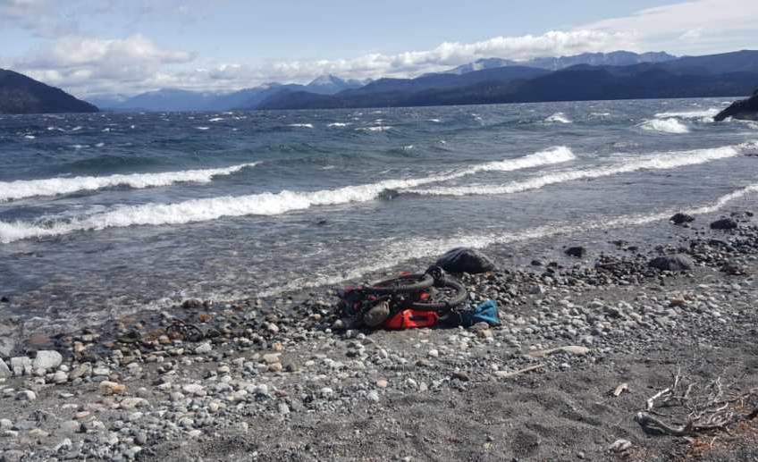 El turista inglés navegó el lago Nahuel Huapi un día de mucho viento, en una embarcación inflable. Fotos: Río Negro.