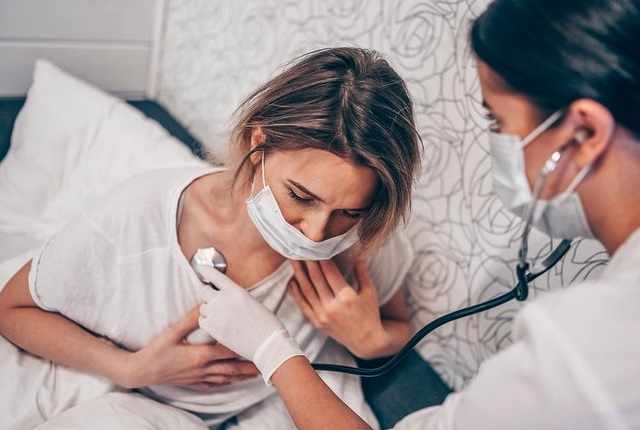 Al inicio de los síntomas es cuando se considera que la persona tiene una mayor carga viral; esos primeros síntomas son en respuesta a la infección aguda (Shutterstock)