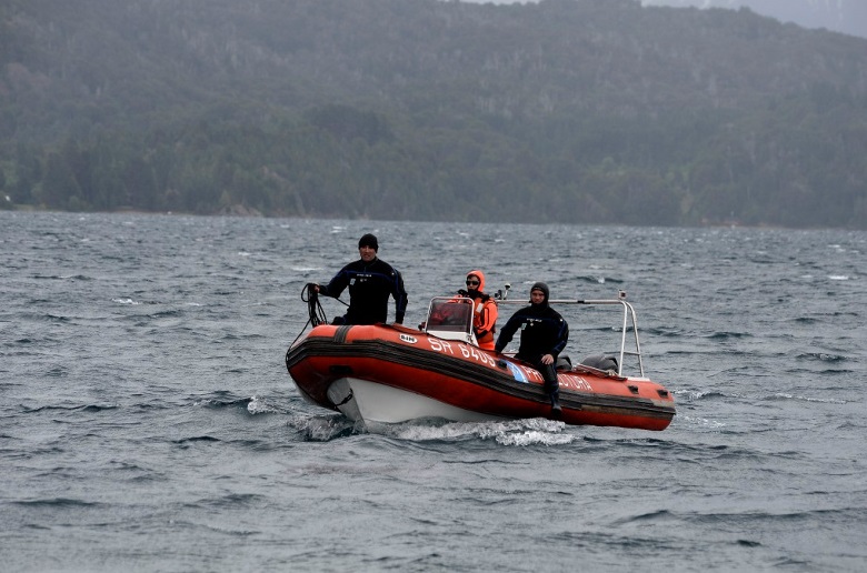 Personal de Prefectura sigue esta tarde de jueves con la búsqueda del joven que desapareció la noche del miércoles en el lago Moreno. Foto: Rìo Negro/ Alfredo Leiva.