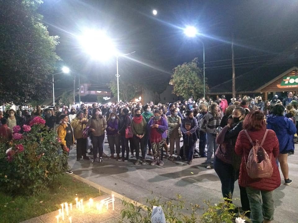 Vecinos se reunieron frente a la Comisaría 28 y hoy realizan una marcha por el centro de la localidad. Foto: Daniel Osovnikar- El Tren programa de radio.