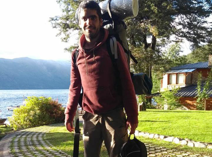 Los rescatistas usan un helicóptero para buscar al joven.