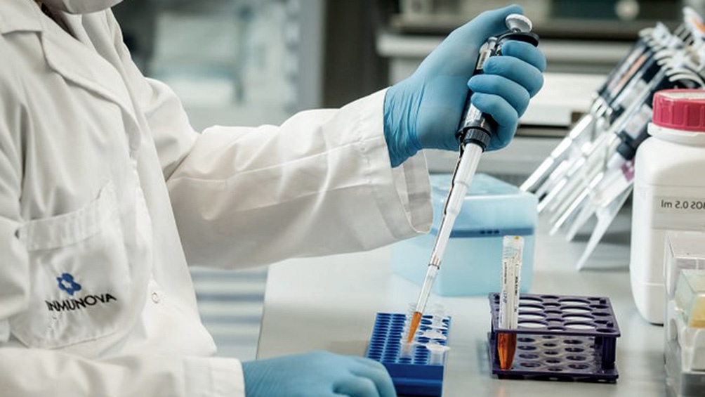 Se trata del suero equino hiperinmune para el tratamiento de pacientes con coronavirus moderado o severo.