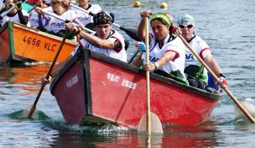 Los angosturenses durante la prueba de remo en el Lago Villarica.