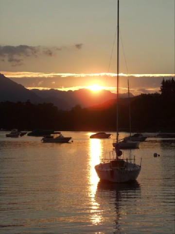 La paz, un manso atardecer junto al lago