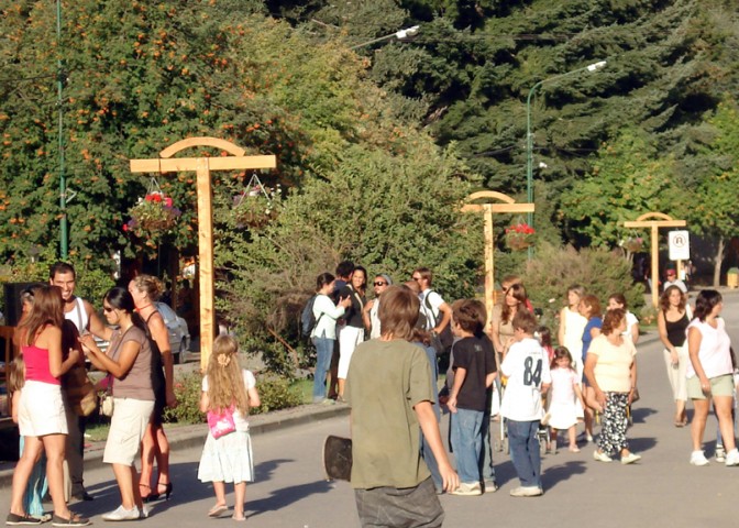 Caminando por la peatonal Arrayanes