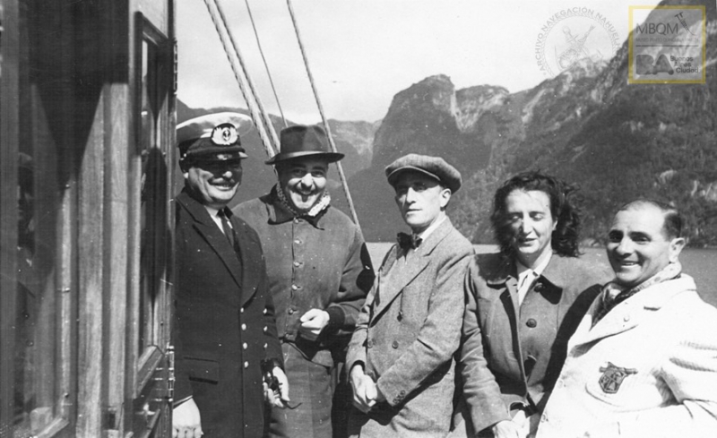A la izq. el Capitán Eusebio A. Aguirre, al centro de boina el Maestro Benito Quinquela Martín, y acompañantes. 1948.